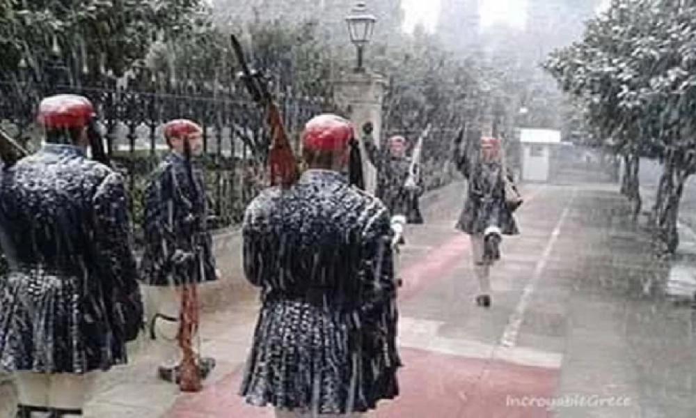 Κακοκαιρία «Μήδεια»: Η αλλαγή φρουράς των Ευζώνων στο χιονισμένο Σύνταγμα (βίντεο)